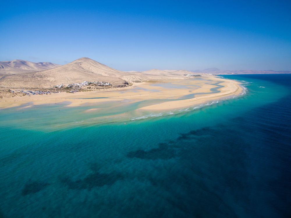 Imagen de una playa de arenas doradas en la isla de Fuerteventura.