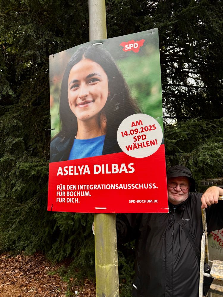 Plakat von Aselya Dilbas (Spitzenkandidatin der SPD Bochum für den Integrationsausschuss der Stadt Bochum) mit dem Plakatierer Peter