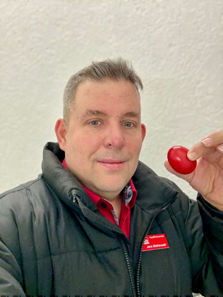 Jens Matheuszik von der SPD Bochum-Ehrenfeld und ein rotes Ei