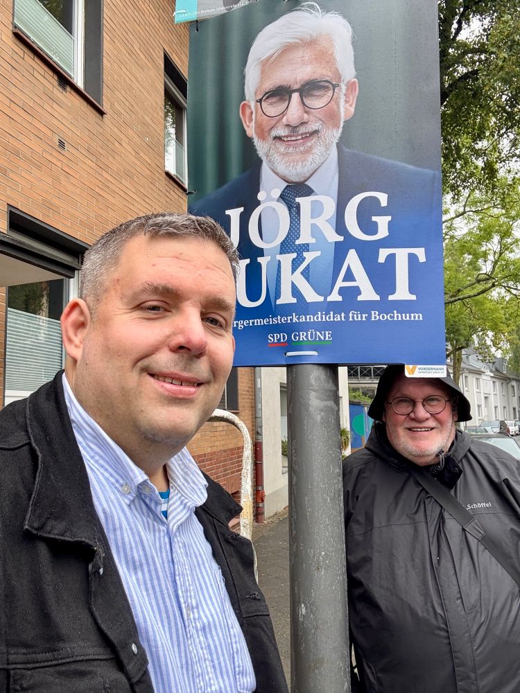 Plakat von Jörg Lukat (Kandidat für das Amt des Oberbürgermeisters der Stadt Bochum) - mit den Plakatierern Jens und Peter