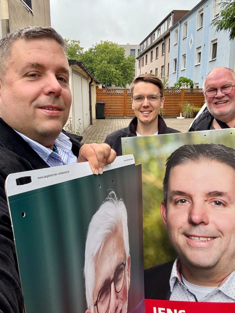 Plakate von Jörg Lukat (Kandidat für das Amt des Oberbürgermeisters der Stadt Bochum) und Jens Matheuszik (Kandidat der SPD für den Ratswahlkreis Ehrenfeld in Bochum) - mit den Plakatierern Jens, Jascha und Peter