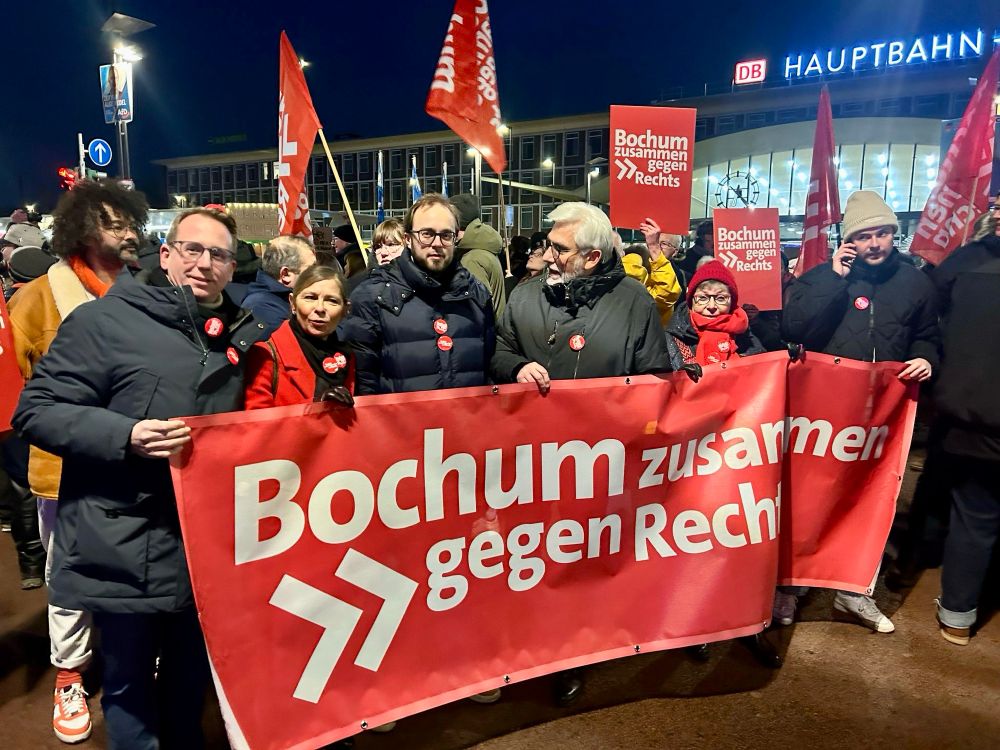 Bei der Demo versammeln sich die Sozialdemokraten hinter dem Banner „Bochum zusammen gegen Rechts“