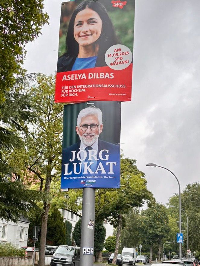 Plakate von Aselya Dilbas (Spitzenkandidatin der SPD Bochum für den Integrationsausschuss der Stadt Bochum) und von Jörg Lukat (Kandidat für das Amt des Oberbürgermeisters der Stadt Bochum)