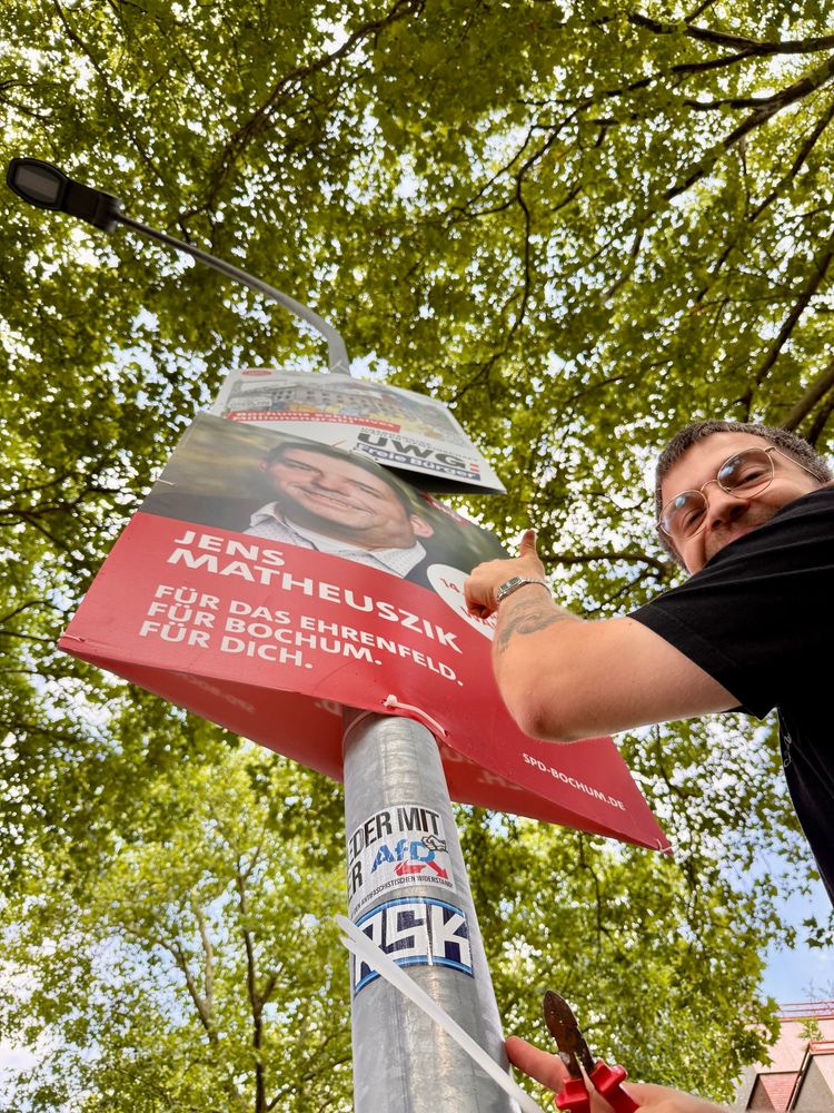 Plakat von Jens Matheuszik (Kandidat der SPD für den Ratswahlkreis Ehrenfeld in Bochum) und dem Plkatierer Moritz