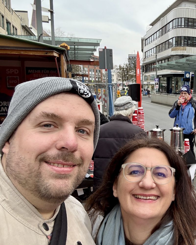 Wahlkampf der SPD am zentralen Infostand in Bochum für Serdar Yüksel