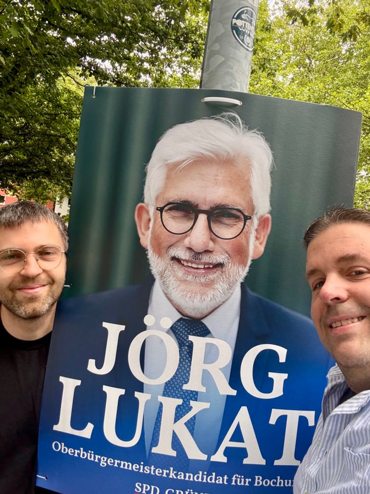 Plakat von Jörg Lukat (Kandidat für das Amt des Oberbürgermeisters der Stadt Bochum) - mit den Plakatierern Jens und Moritz