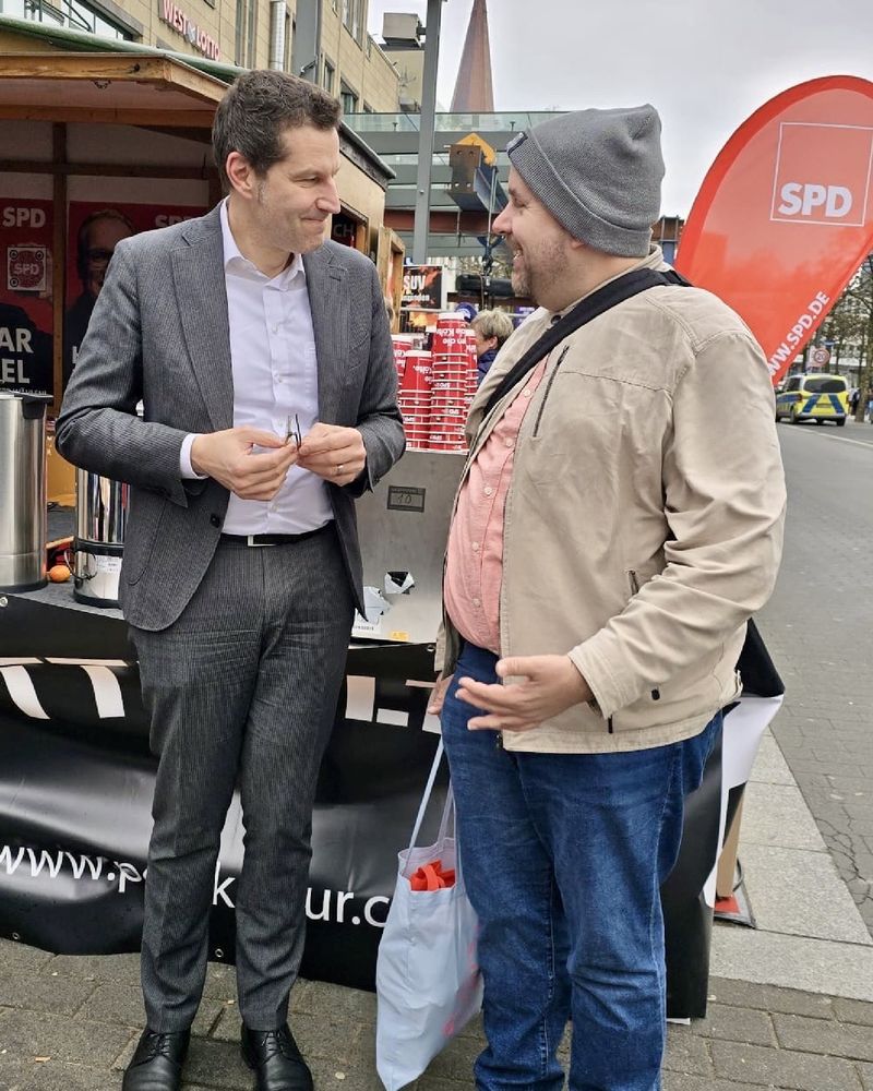 Wahlkampf der SPD am zentralen Infostand in Bochum für Serdar Yüksel