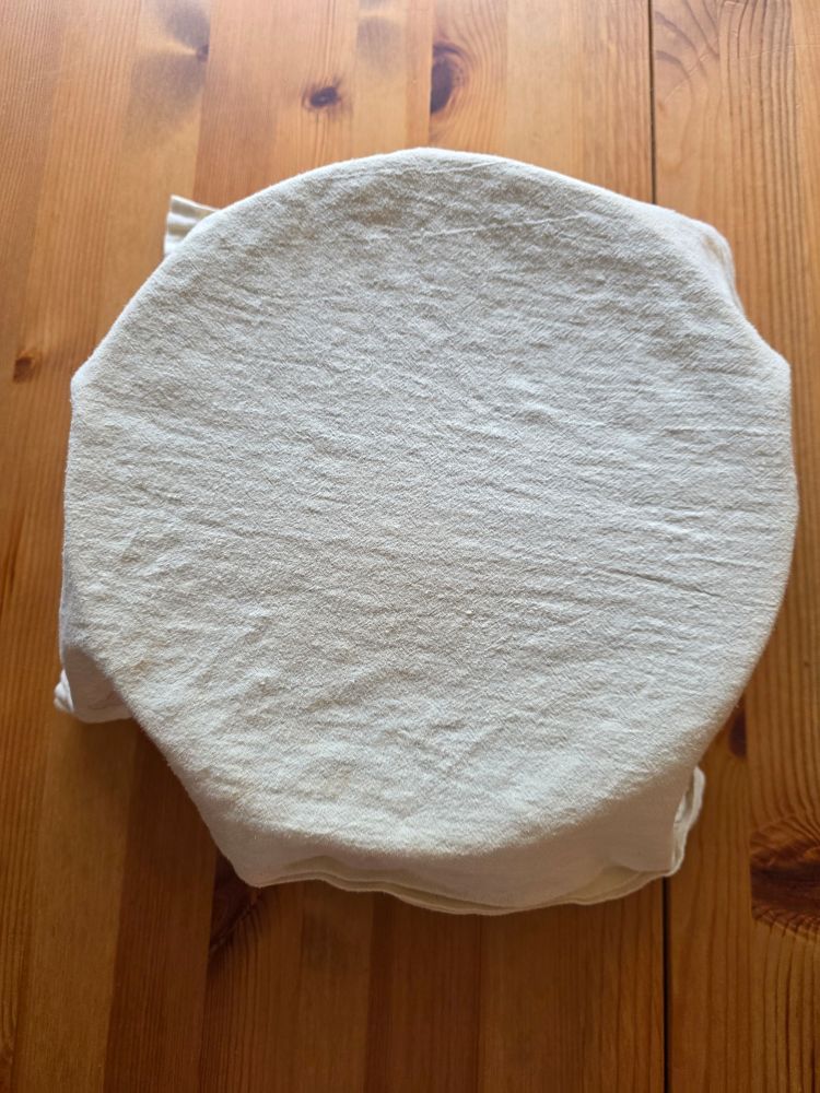 The same bowl, loosely covered with a thin tea towel. Keeps the bugs out!