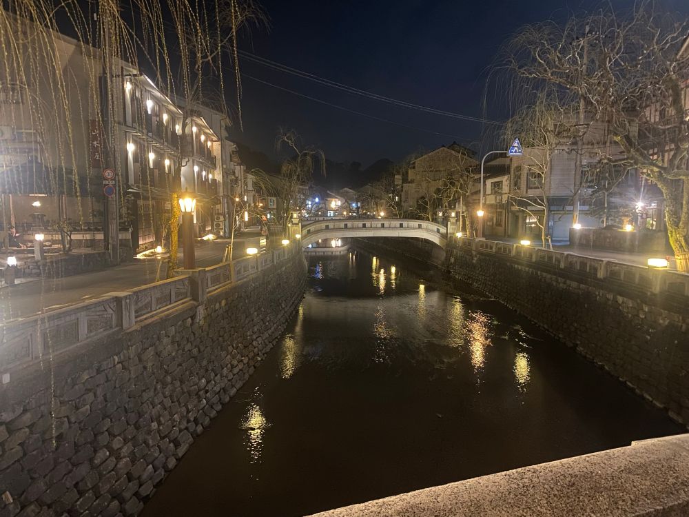 Night view of the main street of Kinsoaki where flows the river crossed by several small stone bridges.
