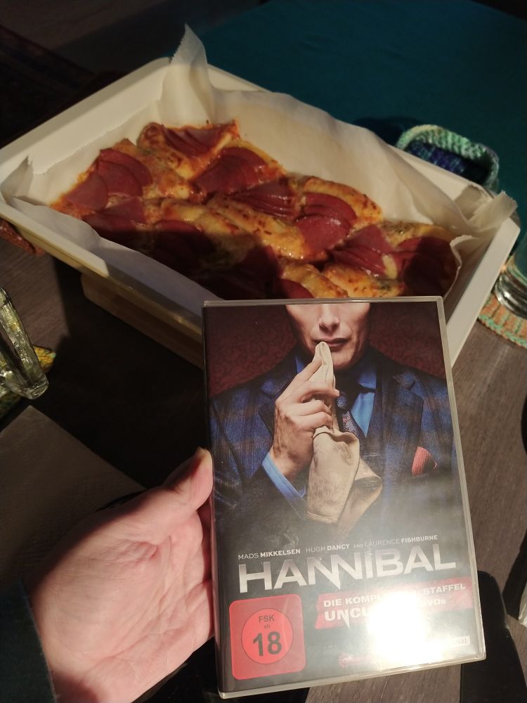 Pizza und die DVD von Hannibal Staffel 1 