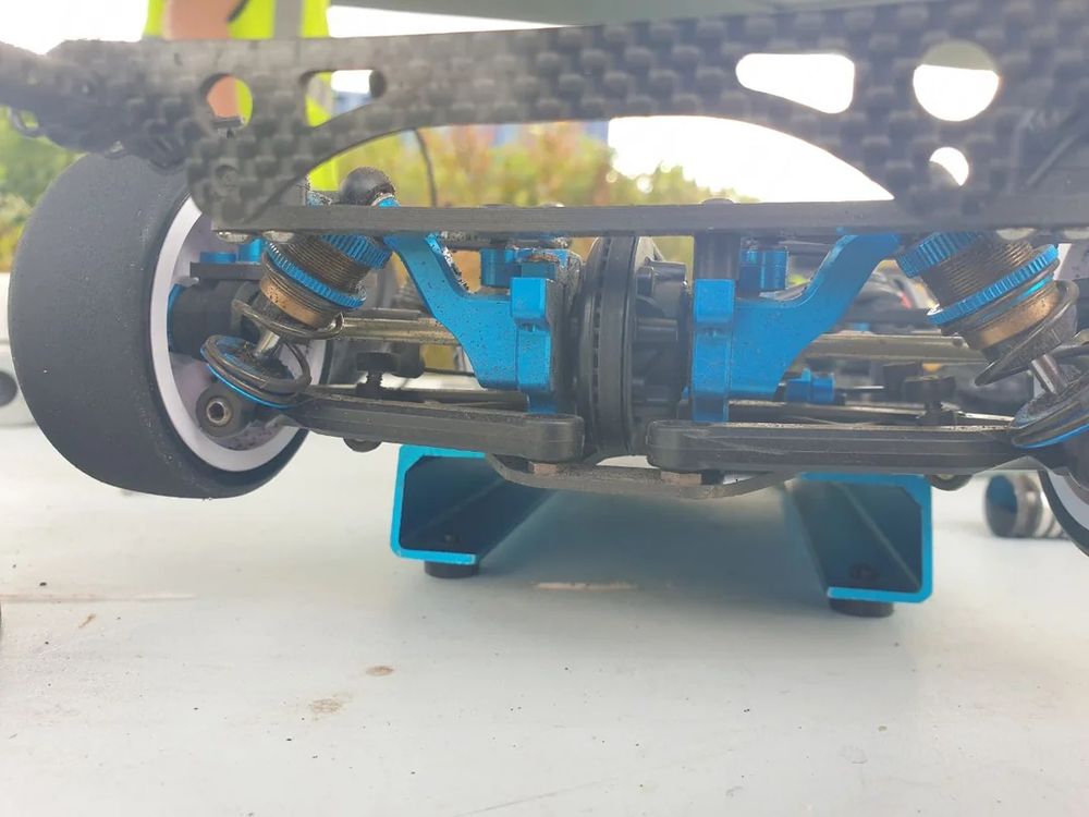 Missing screw from the left out our body mount meant the bodywork was dragging on the floor for the last 30 mins
