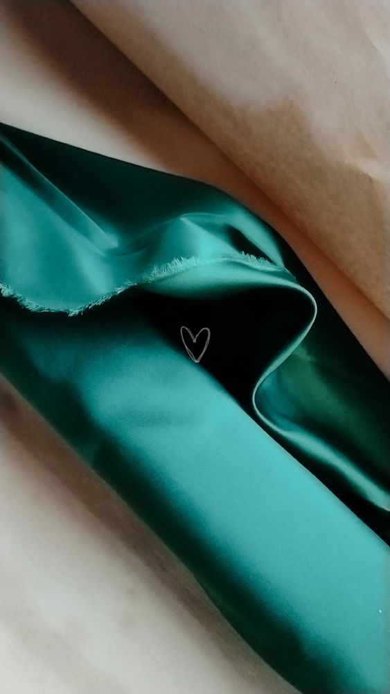 Rotolo di stoffa (duchesse satin) verde smeraldo.