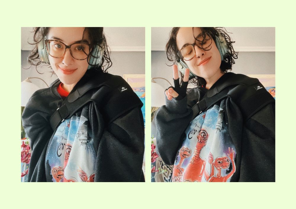 dos fotos de una chica morena con el pelo corto, rizado sin peinar y auriculares, sonriendo con una sudadera de ET y con el hombro recogido en una férula especial que lo mantiene en su sitio, porque se le salen las cosas de donde tienen que estar, cualquier día se le cae y lo pierde y adiós brazo