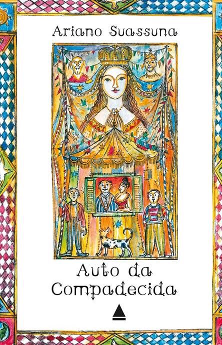 Capa do Auto da Compadecida, de Ariano Suassuna. A capa colorida tem ilustrações de quatro pessoas e um cachorro na parte inferior, e ilustrações de Nossa Senhora, de Jesus e do Diabo na parte superior, em um cenário com várias bandeiras coloridas.