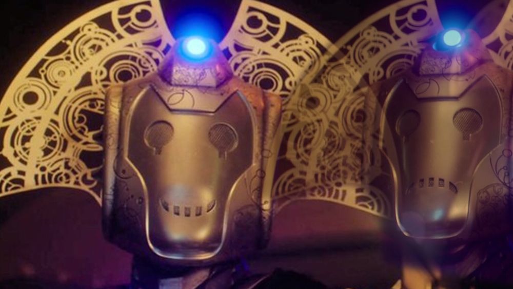 Cybermaster (time lord cyberman) sorrindo ao lado de cybermaster (time lord cyberman) chateado