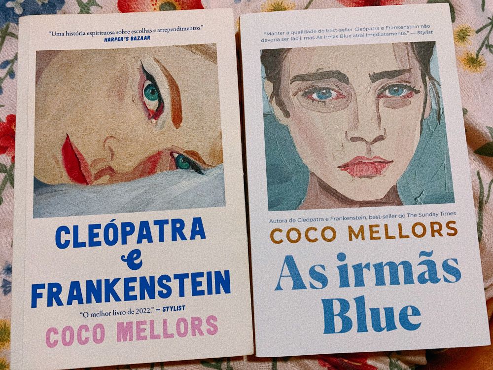 Livros Cléopatra & Frankenstein e As Irmãs Blues, com capas com os rostos de mulheres como pinturas.