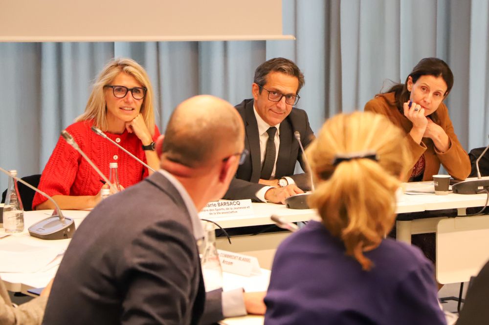 Réunion de travail en vue du lancement de l'opération "Jouons Ensemble", organisée à l’Arcom, en présence de Martin Ajdari, des ministres Marie Barsacq et Charlotte Parmentier-Lecocq, ainsi que de plusieurs représentants des médias audiovisuels.