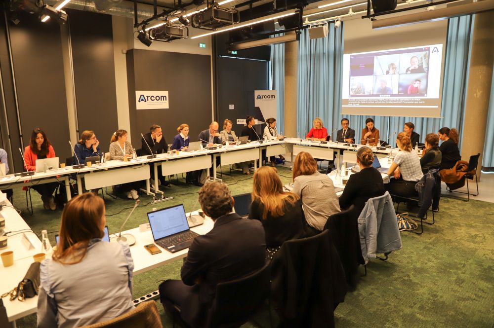 Réunion de travail en vue du lancement de l'opération "Jouons Ensemble", organisée à l’Arcom, en présence de Martin Ajdari, des ministres Marie Barsacq et Charlotte Parmentier-Lecocq, ainsi que de plusieurs représentants des médias audiovisuels.