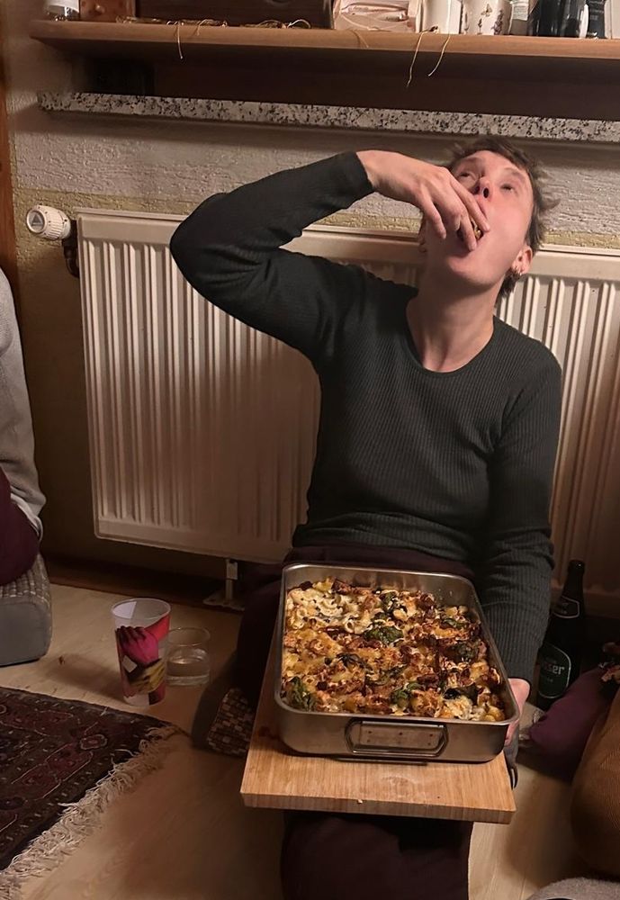 Ich verschlinge Mac' n' cheese gierig. Sitze am Boden vor einem Heizkörper.
