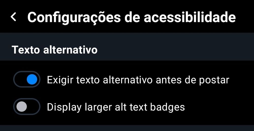 Print das Configurações de acessibilidade do aplicativo Bluesky no celular. Seção "Texto alternativo". Primeiro item "Exigir texto alternativo antes de postar" está ativado. Segundo item "Display larger alt text badges" está desativado.
