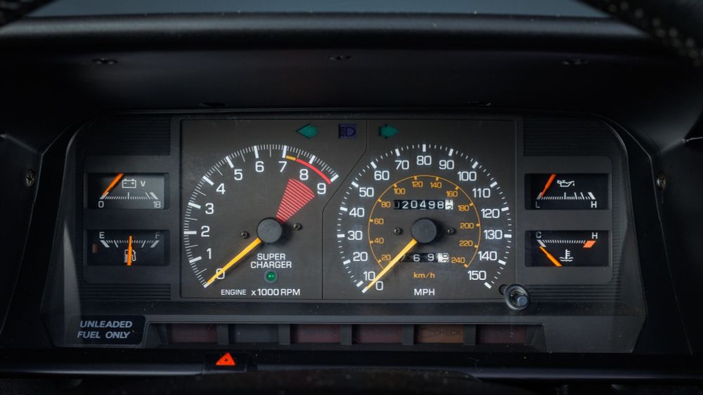 Die kompakte, klar gestaltete Instrumententafel: Tachoskala mit Meilen außen und Kilometern innen, Drehzahlmesser mit einem roten Bereich ab 7500, kleine lineare Skalen für Batteriespannung, Tankfüllstand, Ölstand und Kühlmitteltemperatur