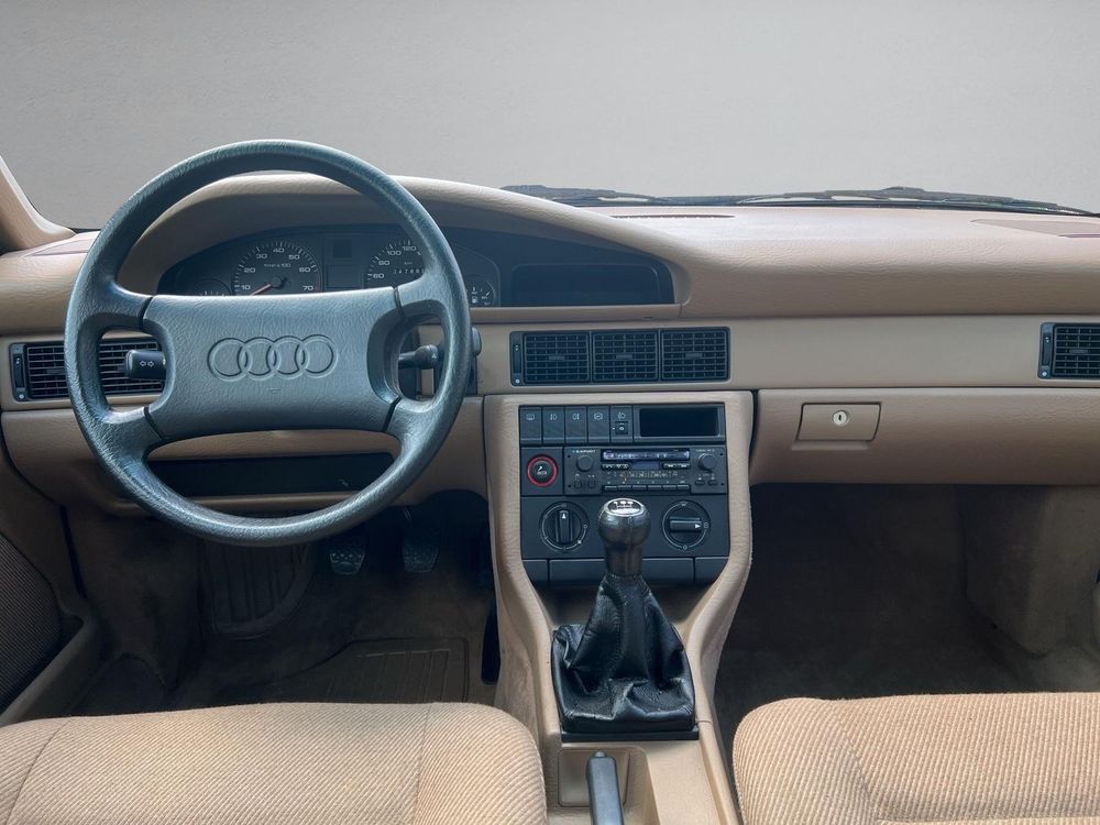 Das modern und übersichtlich gestylete Cockpit im beigen Innenraum: große Rundinstrumente unter einer breiten Blende, eine Armaturenbrettebene nur für die Luftausströmer, schwarzes Lenkrad mit rundlichem Design, sich nach unten verjüngende Mittelkonsole, Schaltgetriebe mit breitem Hebel, beige Stoffsitze mit diagonal strukturierten Sitzflächen