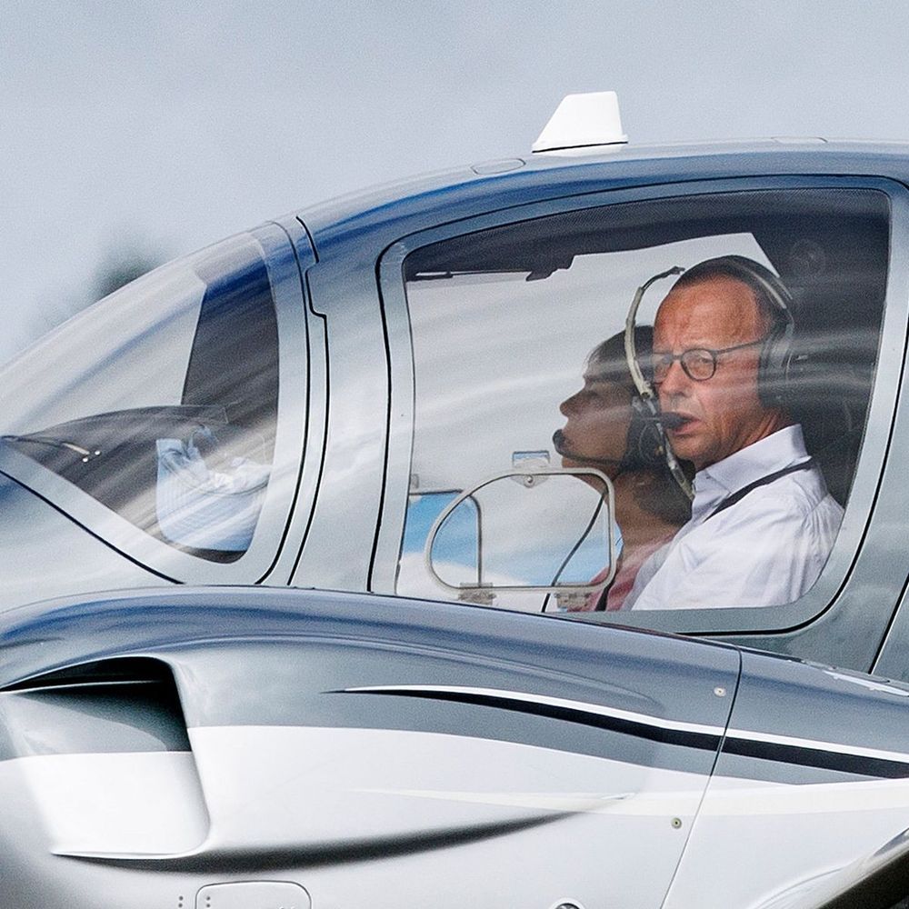 Friedrich Merz im Cockpit eines / seines? Privatjets