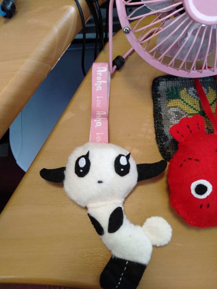 Petitmericco is a sheep Sanrio released in 2000. She's canonically born in New Zealand, so the ribbon hanger has the words 'aroha' and 'love' to reflect this.