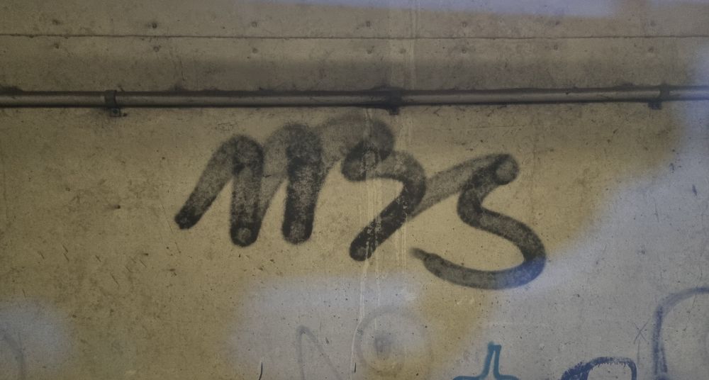 Es sind die Buchstaben MBS in einem Schwung gesprüht