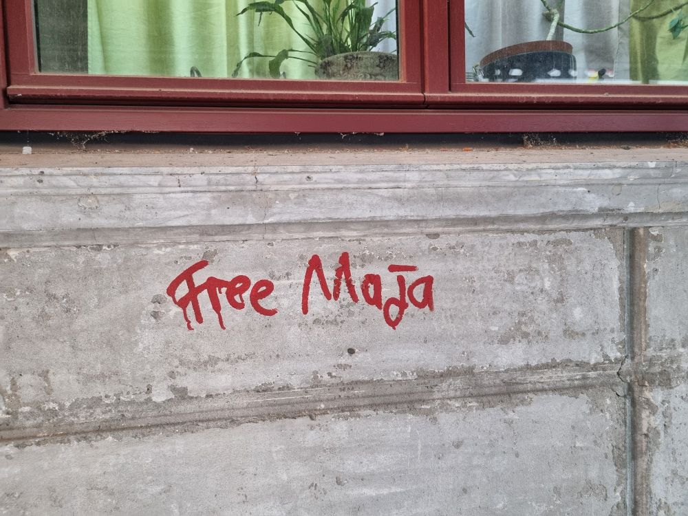 Auf einen Hauswand hat jemand mit rot geschrieben: Free Maja