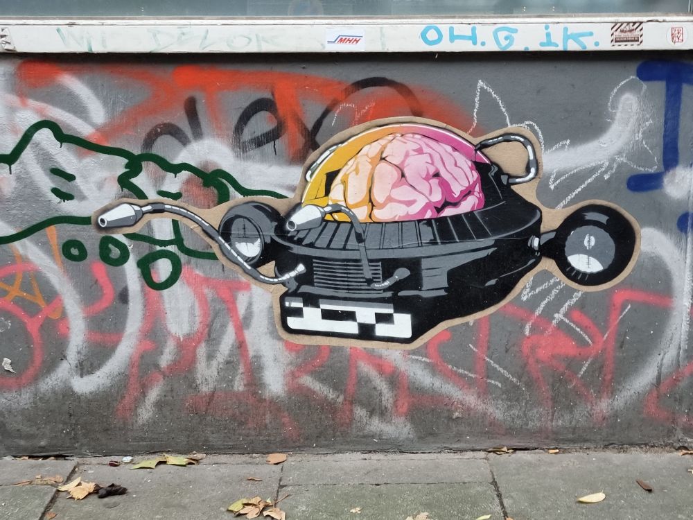 Ein Papier Graffito.  Es zeigt das schwebende Gehirn aus Capitain Futur.