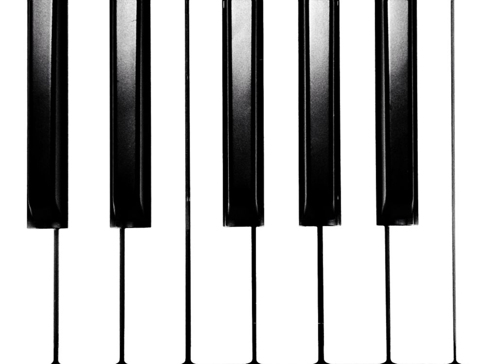 La fotografía de este teclado de piano, bajo el título "Juego de ajedrez", trasciende su forma para convertirse en un símbolo de la dualidad de la vida: luz y sombra, alegría y tristeza.

Al igual que en el ajedrez, cada nota tiene un propósito, mostrando que las experiencias buenas y malas son esenciales. Su combinación es lo que crea la melodía completa de nuestra existencia.

Lo que vemos es solo una parte; lo que interpretamos es lo que le da sentido. Esta imagen es un recordatorio filosófico de que la realidad no es estática, sino un continuo proceso de creación. 

El valor de las cosas no reside en su simple existencia, sino en la interacción y el significado que les otorgamos. Su verdadero sentido surge de nuestra percepción y uso.
¿Qué opinas tú de esta interpretación?
