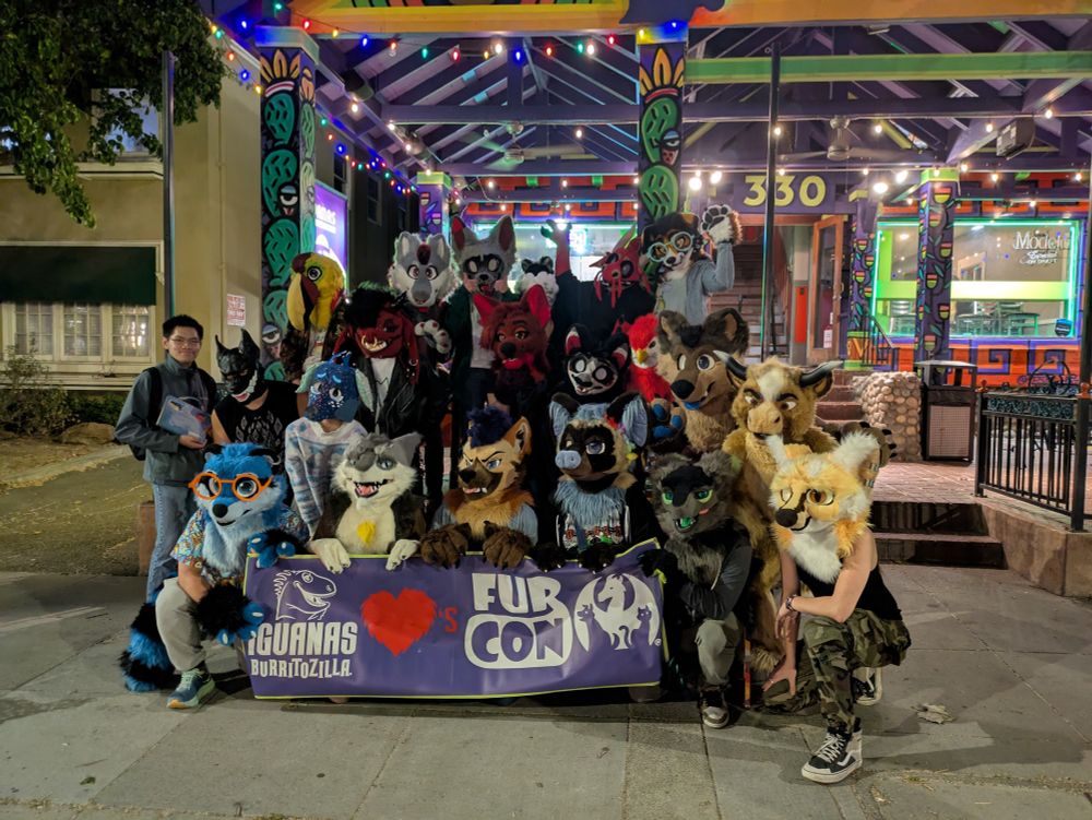 Group photo of the final Iguanas Furmeet