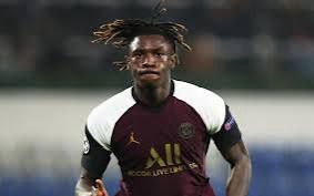 Moise Kean avec le maillot rouge bordeaux et manches blanches du PSG 