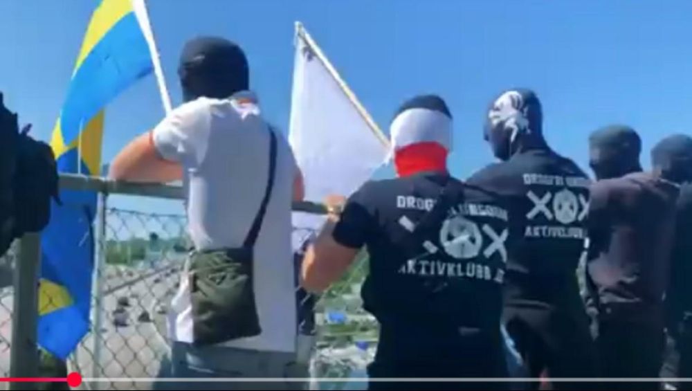 Der ”Aktiv Klubb Sverige” posiert mit Sturmhauben vermummt auf YouTube. (Bild: Screenshot von YouTube)