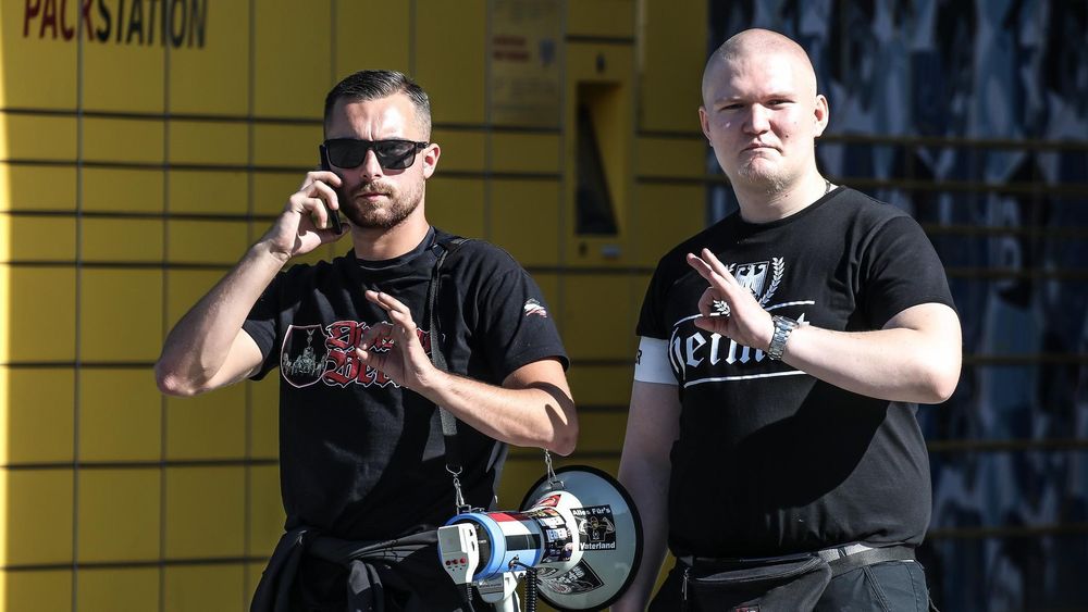Julian Milz mit Megaphon und Nick Thomas Christopher W. bei einer DJV-Stördemonstration gegen einen CSD in Oranienburg (Brandenburg). Foto: Presseservice Rathenow