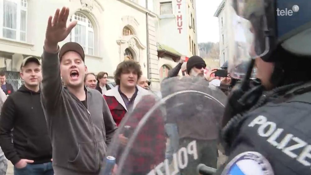 Im Bild: Alice Weidel-Fans mit Hitlergruß. Screenshot von tele1.ch: Demo gegen Kanzlerkandidatin Weidel in Einsiedeln, 22. Februar 2025.