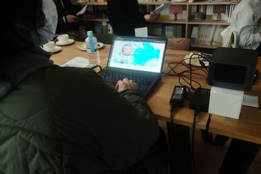 テーブルを囲んで座っている参加者とPCを操作しているドラゴンワサビポテト