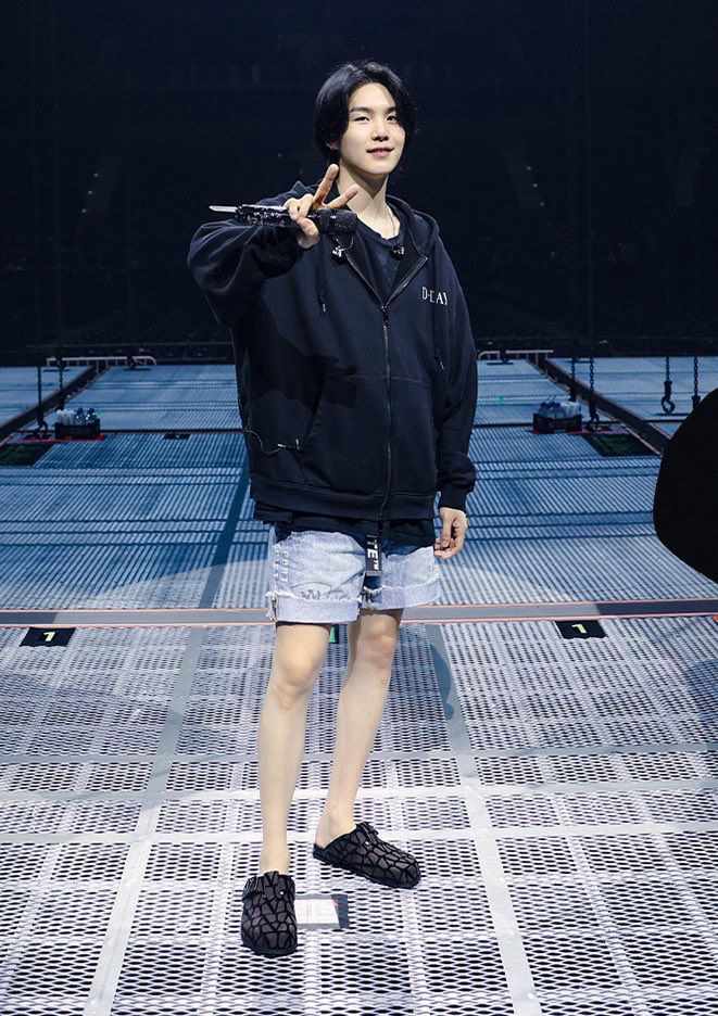 Yoongi on stage in shorts. Knees. Very knees.