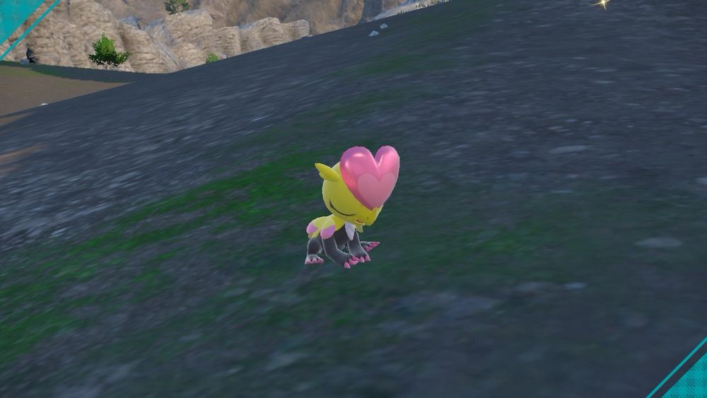 ポケモンSVのゲーム画面スクショ　色違いのジャラコが眠っている場面　色違いのジャラコは額にピンクのハート🩷が付いているように見えて可愛い