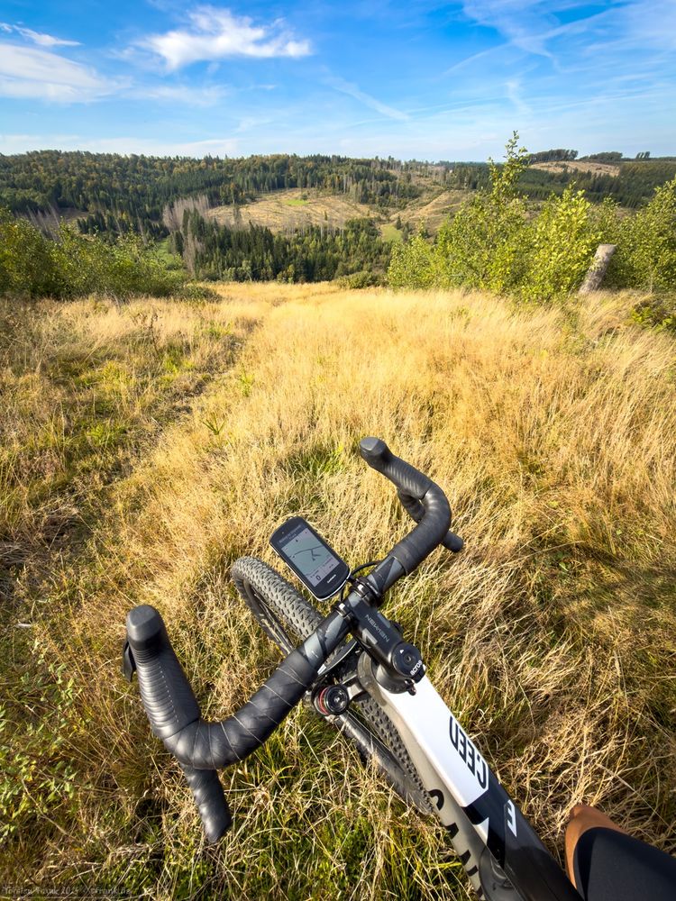 Wild mix yesterday. Explored Squadratinhos around Erndtebrück which resulted in quite a bit bushwhacking. Tried my new iPhone 17 Pro camera out and compared it to my 15 Pro and my Olympus OMD E-M5. And did some Tempo and Threshold work on the bike in-between.

The improvements between 15 Pro and 17 Pro camera are much welcome. Full resolution now also for ultra wide angle and the tele and the 100 mm full frame equivalent tele (4x) is much welcome and better than the 3x on the 15 Pro. The front facing camera unfortunately doesn’t benefit from the new 18 MP sensor since the resolution / pixel size of the normal setting stays the same. Only for the „wide“ setting it get’s bigger but also covers a bit more field of view. Which is nice.
.
.
#cycling
#exploremore
#cyclinglife #cyclingphotos
#rideyourbike
#explorertiles
#tilehunting
#squadratinhos
#squadrats
#WittgensteinerLand
#Siegerland
#Exceed
#Supergravel
#fromwhereIride
#iPhone
#iPhone17Pro
#iphonephotography