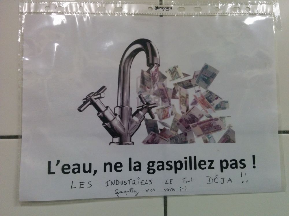 photo of sign in French warning not to waste water. 