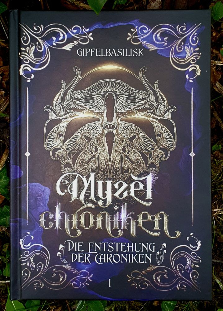 Buchdeckel von Myzelchroniken - Die Entstehung der Chroniken von Gipfelbasilisk, auf blau leuchtendem Hintergrund eine golden leuchtende Figur aus mehreren zusammenhängenden Pilzen, in den vier Ecken verschlungene Illustrationen zur Deko.