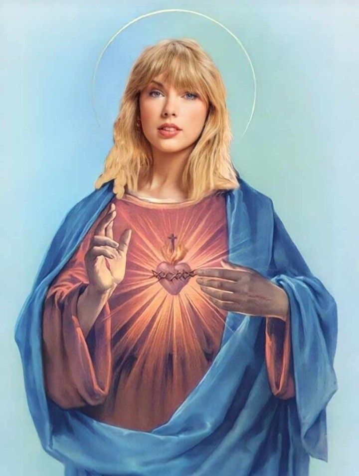 A imagem é uma representação de Taylor Swift como o Sagrado Coração de Jesus.
Ela está vestindo um manto azul sobre uma túnica marrom-avermelhada. No peito, há um coração em chamas, cercado por uma coroa de espinhos e com uma cruz acima. Suas mãos estão levantadas em um gesto de bênção, e há um halo de luz em volta de sua cabeça, semelhante à iconografia cristã tradicional. O fundo é um gradiente azul claro.
