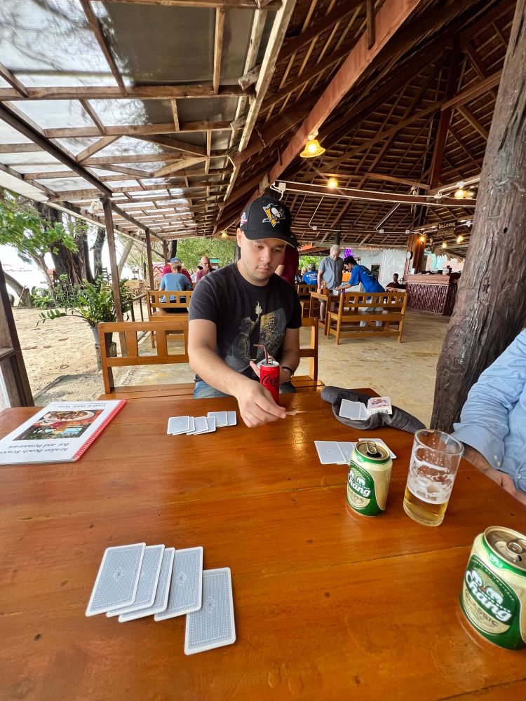 Malte delar, är på thairestaurang vid stranden 
