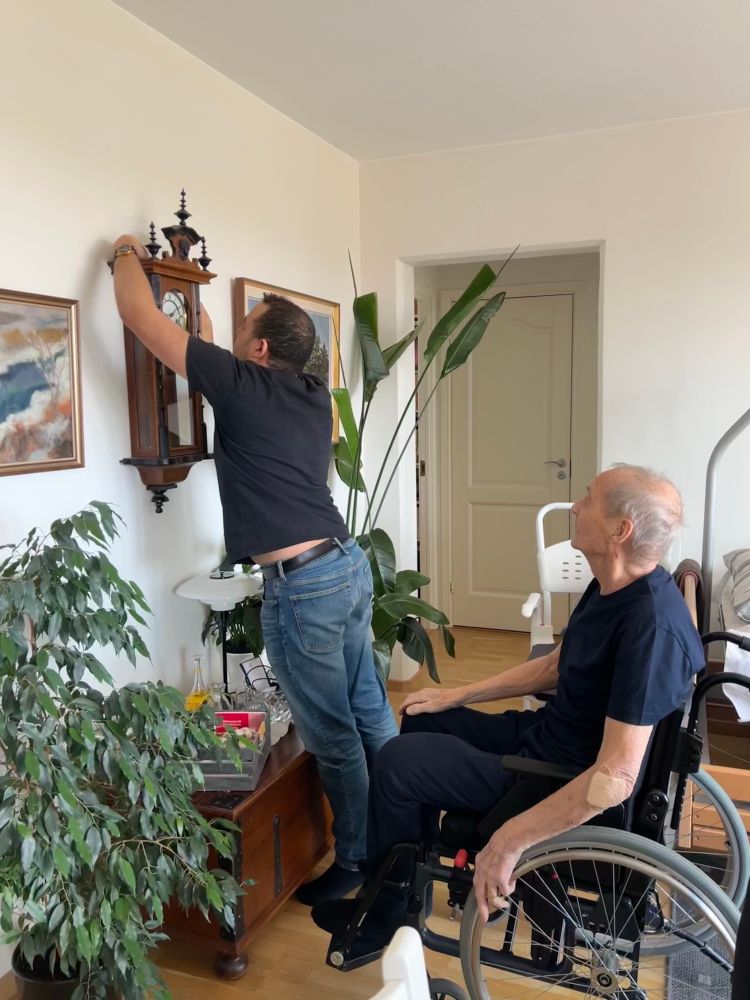 Malte hjälper farfar dra upp väggklockan