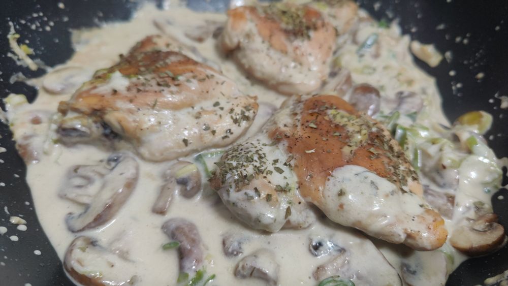 Cazuela de contramuslos de pollo con champiñones portobello, puerro y nata. 