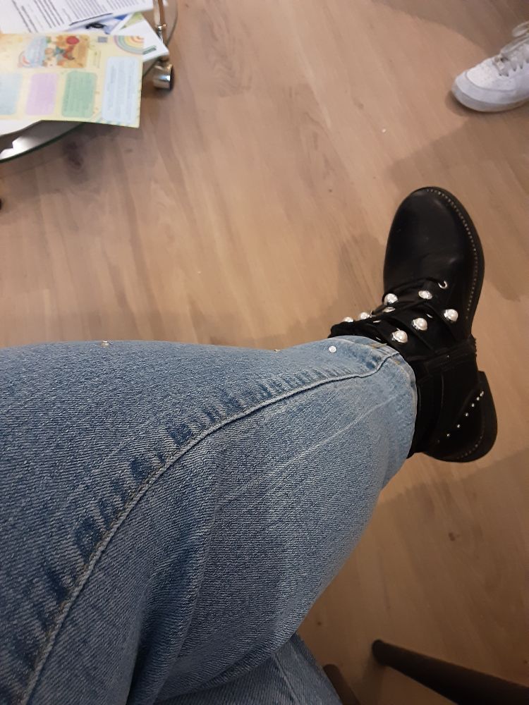 Mein Bein im Wartezimmer