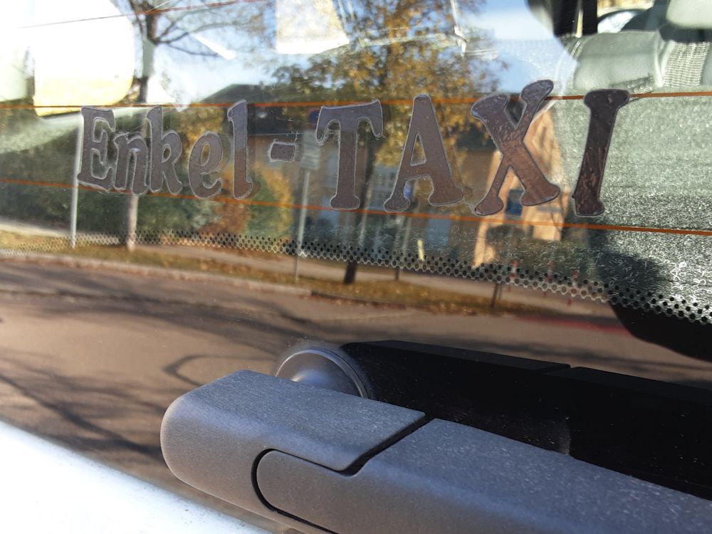 Hier auf der Heckscheibe meines Kleinen Fiatflitzer als Flöckchen, die Aufkleber Text Enkel-Taxi