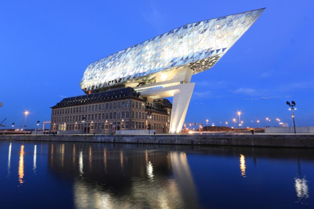 Le Havenhuis: une extension de bâtiment en forme de bateau de verre à Anvers - 2Tout2Rien